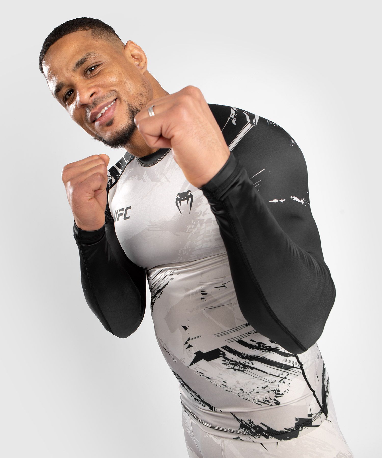 UFC |VENUM Authentic 格斗周 2.0 长袖紧身衣 - 沙/黑色-