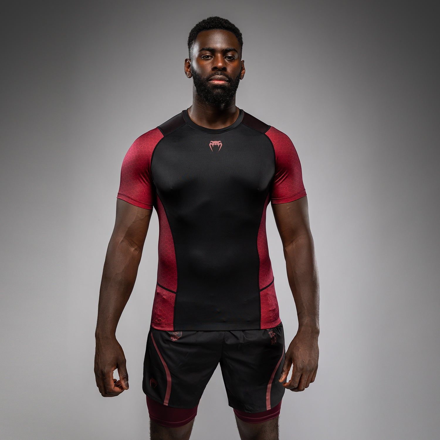 VENUM × Assassin's Creed Shadows 短袖紧身衣 - 酒红/黑色