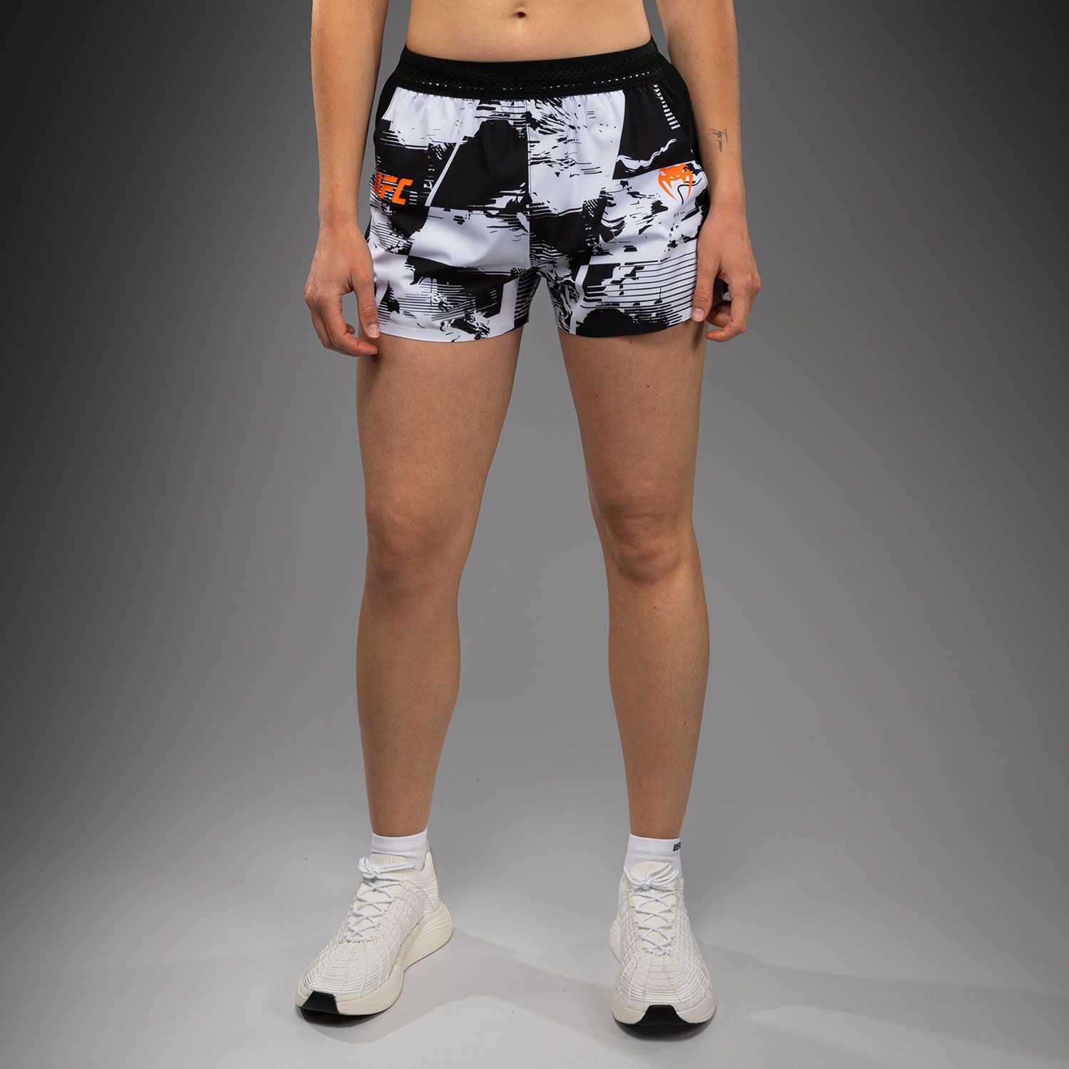 UFC Zenith | VENUM 格斗周 女士训练短裤 - 黑/白/橙色
