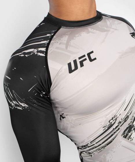 UFC |VENUM Authentic 格斗周 2.0 长袖紧身衣 - 沙/黑色-