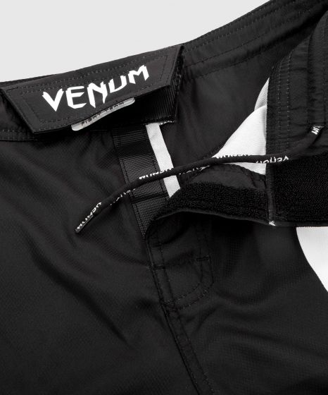 Venum Light 3.0 搏击短裤 - 黑/白