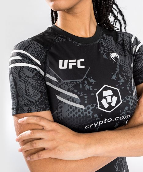 UFC Adrenaline | VENUM Authentic 格斗之夜 女士性能紧身衣 - 短袖  - 黑色