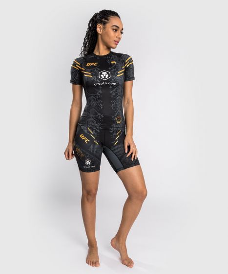 UFC Adrenaline | VENUM Authentic 格斗之夜 女士性能紧身衣 - 短袖 - 冠军色