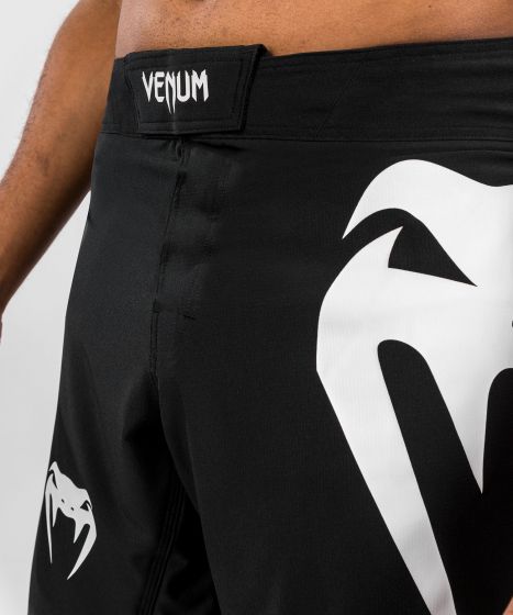 VENUM Light 5.0 格斗短裤 - 黑/白色