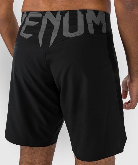 VENUM Light 5.0 格斗短裤 - 黑/白色