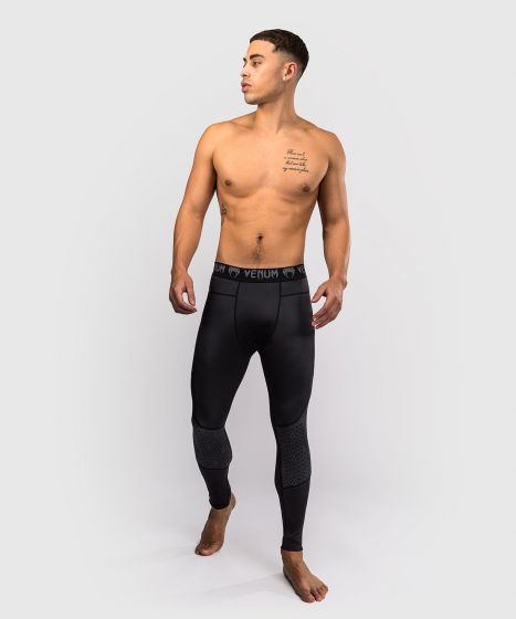 VENUM × Assassin‘s Creed Shadows 紧身长裤 - 黑/金色