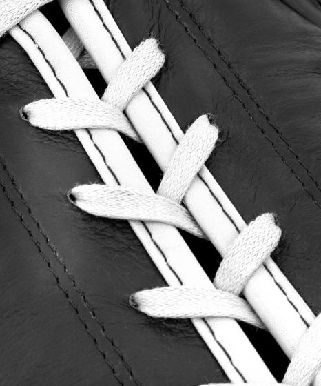 Venum Shield Pro 拳击手套 - 系带款 - 黑/白色