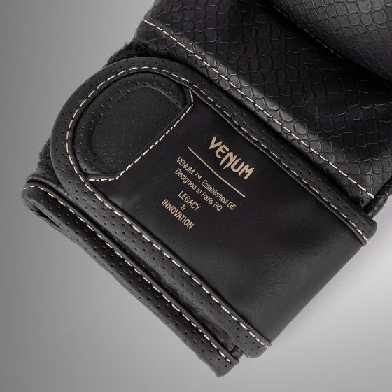 VENUM Impact Evo Scales 综合格斗手套 - 黑色