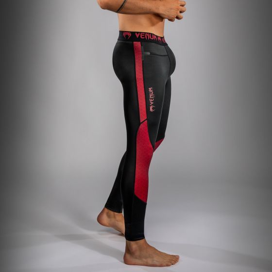 VENUM × Assassin‘s Creed  Shadows 紧身长裤 - 酒红/黑色