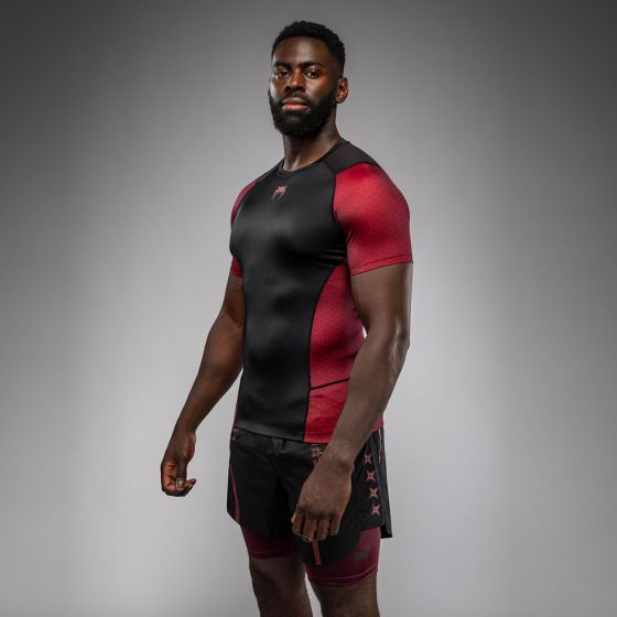 VENUM × Assassin's Creed Shadows 短袖紧身衣 - 酒红/黑色