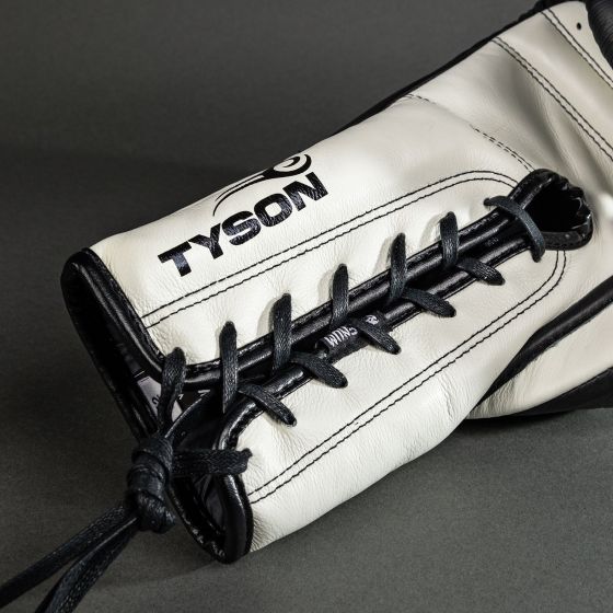 Venum × Giant 2.0 Mike Tyson Pro 拳击手套 - 系带款 - 黑/白色