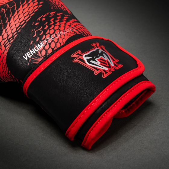 VENUM Matupa 拳击手套 - 黑/红/银色