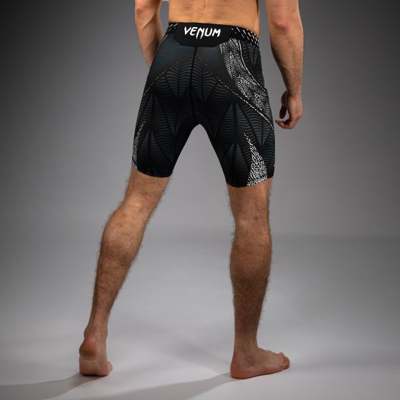 UFC Zenith | VENUM 格斗之夜 男士紧身短裤 - 黑/白色