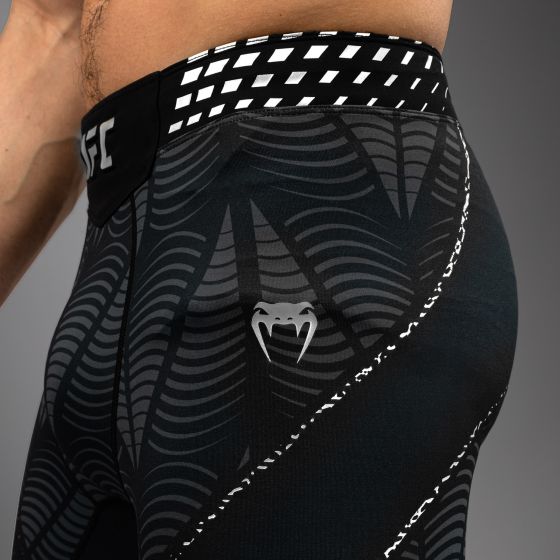 UFC Zenith | VENUM 格斗之夜 男士紧身短裤 - 黑/白色